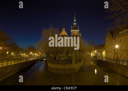 Raduni canal qui coule avec une grande scierie de Gdansk, Pologne. Banque D'Images