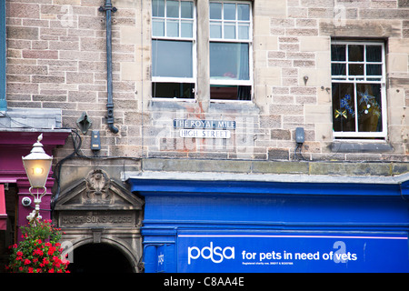 Edimbourg, Ecosse, le Royal Mile High Street, l'APSS animaux domestiques dans le besoin de vétérinaires shop sign Banque D'Images