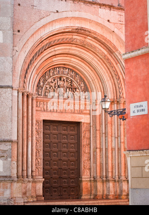 Ornately fenêtre sur le baptistère de Parme, Emilie-Romagne, Italie Banque D'Images