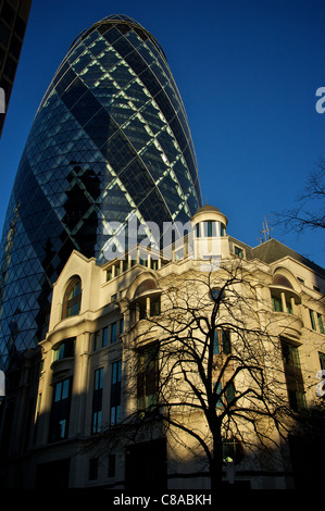 Le Gherkin au coucher du soleil Banque D'Images