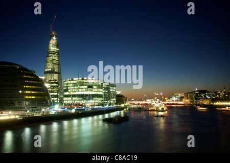 Le Shard London Bridge dominant l'horizon le long de la Tamise à Londres Banque D'Images