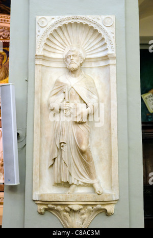 Haut relief de l'apôtre saint. Peter (XV siècle) du sculpteur Andrea Zuccaro Federico - Eglise San Pietro Ispano - Boville Ernica, Italie Banque D'Images