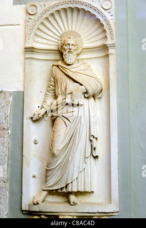 Haut relief de l'apôtre Paul (XV siècle) du sculpteur Andrea Zuccaro Federico - Eglise San Pietro Ispano - Boville Ernica, Italie Banque D'Images