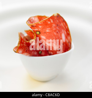 Saucisse sèche dans un bol Banque D'Images
