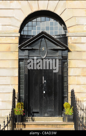 Charles Rennie Mackintosh grand noir porte décorative en arc à Blythswood Square, Glasgow, Royaume-Uni Banque D'Images