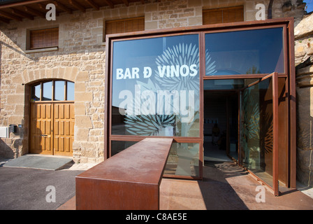 Dégustation de vin au bar Bodega Roda dans La Rioja Espagne 110612 Haro, Espagne Banque D'Images
