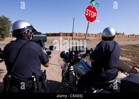 Les agents de police utilisation du radar pour contrôler la vitesse des automobilistes à Greely, Colorado, USA, 10/3/11. Banque D'Images