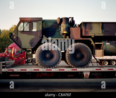 Un véhicule militaire stationné à l'extérieur d'une station service à North Platte, Nebraska. Banque D'Images