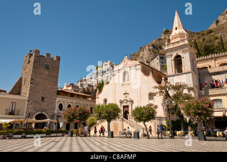L'église de San Giuseppe et Torre dell' Orologio, la Porta di Mezzo, Piazza IX Aprile, Taormina, Sicile, Italie Banque D'Images