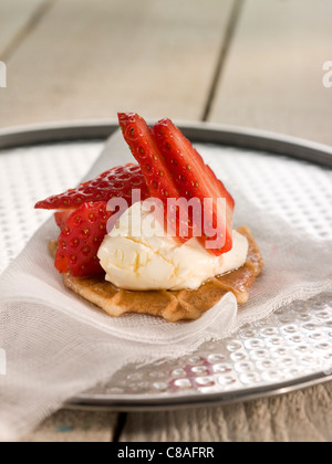 Gauffrette,glace vanille et fraise dessert Banque D'Images