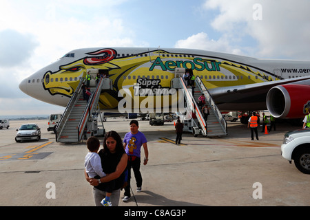 Passagers débarquant du vol Aerosur de Santa Cruz (Bolivie) à l'aéroport de Madrid Barajas, Espagne Banque D'Images