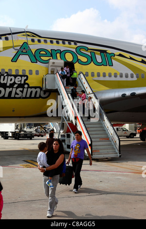 Passagers débarquant du vol Aerosur de Santa Cruz (Bolivie) à l'aéroport de Madrid Barajas, Espagne Banque D'Images