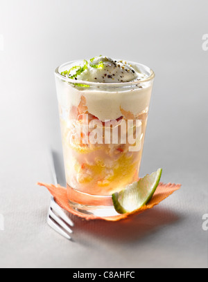 Tartare de poisson trois,citronnelle crème fouettée et wasabi Verrine Banque D'Images