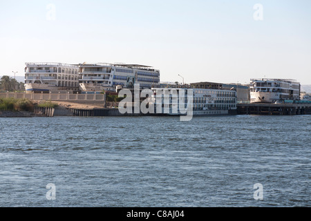 Caméra trois croiseurs tout en haut dans une cale sèche avec un autre amarrée le long sur les rives du Nil, l'Egypte, l'Afrique Banque D'Images