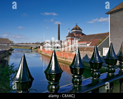 Brasserie Harveys par la rivière Ouse Lewes East Sussex England UK Banque D'Images