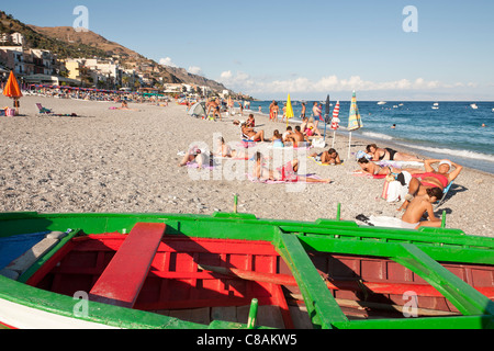 Les touristes de soleil, Plage Letojanni, Letojanni, Sicile, Italie Banque D'Images