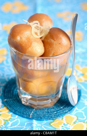 Mini Babas au rhum et citron lemoncello, Banque D'Images