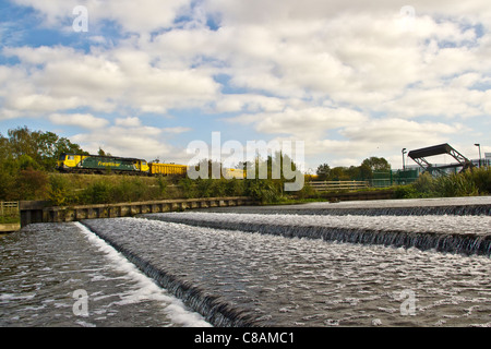Freightliner Heavy Haul class 7070006 passe Pillings Lock, Barrow Upon Soar, Leicestershire avec un train de ballast chargé Banque D'Images