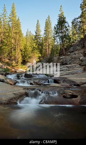Une rivière au Kings Canyon en Californie qui se jettent dans le lac Hume Banque D'Images