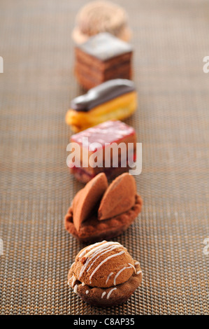 Rangée de petits fours au chocolat Banque D'Images