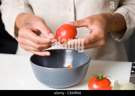 Peler les tomates Banque D'Images