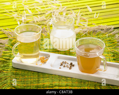 Infusion de calendula avoine,boire et Alpinia ga-langa verre Banque D'Images