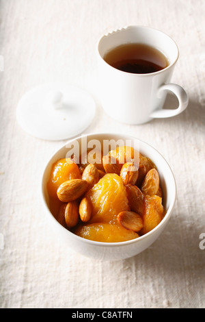 Compotée d'abricots secs aux amandes Banque D'Images