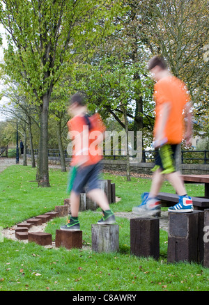 Jeux pour enfants Deux   Children at Play Sculptures en bois sur l'Irwell Sculpture Trail Ramsbottom, East Lancashire, Royaume-Uni Banque D'Images