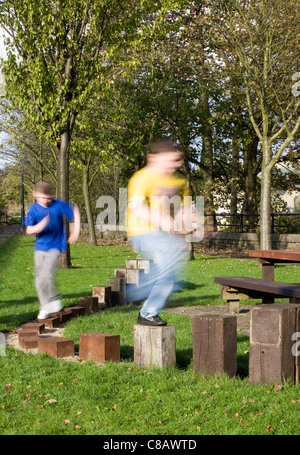 Jeux pour enfants Les enfants jouent à   Sculptures en bois sur l'Irwell Sculpture Trail Ramsbottom, East Lancashire, Royaume-Uni Banque D'Images