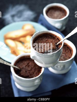Crème au Chocolat desserts individuels avec des langues de chat biscuits Banque D'Images