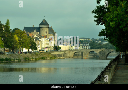 Château de la ville de Laval en Mayenne (Pays de la Loire, France). La rivière : 'la Mayenne' et le vieux pont médiéval 'le Vieux-Pont' Banque D'Images