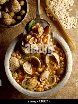 Nage de crustacés soupe aux œufs de saumon et haricots blancs Banque D'Images