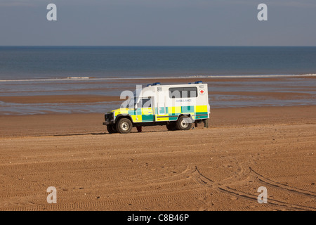 Ambulance en stand-by à l'Mablethorpe Beach races, 2011 Banque D'Images