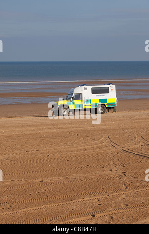 Ambulance en stand-by à l'Mablethorpe Beach races, 2011. Banque D'Images