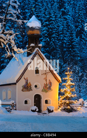 Arbre de Noël et chapelle à soir en Bavière, Allemagne Banque D'Images