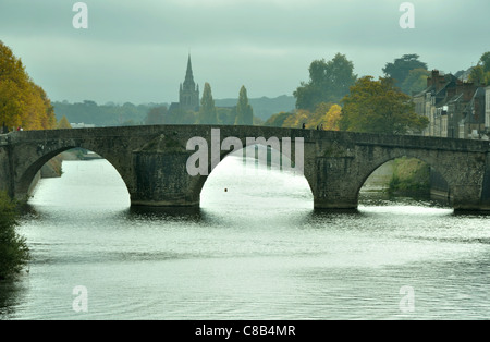 La ville de Laval en Mayenne (Pays de la Loire, France). La rivière : la Mayenne et l'ancien pont médiéval : le Vieux-Pont. Banque D'Images