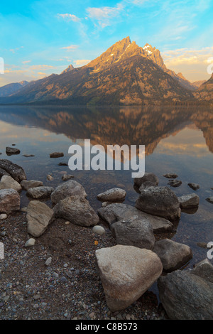 Jenny Lake dans le parc national de Grand Teton est formé d'environ 12 000 ans par les mouvements. Le lac est estimé à plus de 400 pieds de profondeur et n'est plus de 1 100 acres dans la taille. c'est l'une des principales attractions du parc et a de nombreuses activités à la fois autour de lui et à proximité. Il est intéressant dans le monde d'aujourd'hui, il y a eu une étude en 2005 qui indiquait les eaux du lac jenny n'ont pas été lésés par l'air ou de la pollution de l'eau. Banque D'Images