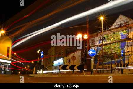 Une longue exposition photo, le Strand, prises d'un angle faible pour créer un milieu urbain dynamique, colorée nuit-scape Banque D'Images