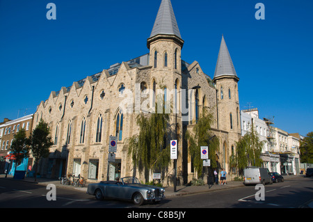 La circulation en face de Westbourne Grove church de Notting Hill London England UK Europe Banque D'Images