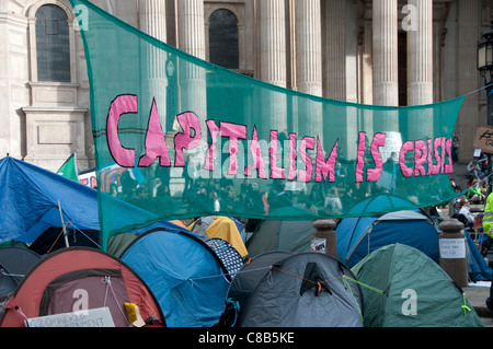 Occupy London en face de St Paul's. Partie de protestation mondiale .tentes sous bannière disant crise du capitalisme Banque D'Images