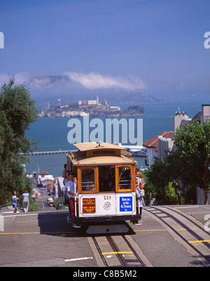Télécabine sur Hyde Street avec en arrière-plan l'île d'Alcatraz, San Francisco, Californie, États-Unis d'Amérique Banque D'Images