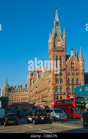 Trafic sur Euston Road avec St Pancras en arrière-plan le centre de Londres Angleterre Royaume-uni Europe Banque D'Images