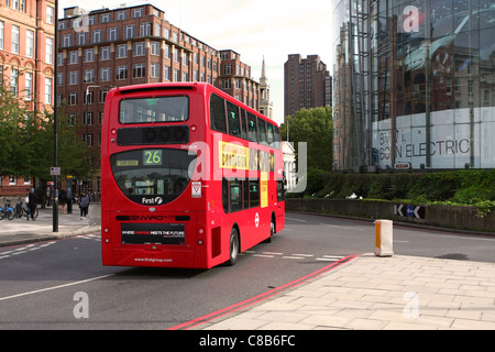 La vue arrière d'un double decker bus Londres rouge alors qu'il entre dans un rond-point à Londres Banque D'Images