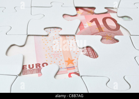 Puzzle pièces manquantes révéler des billets en euros Banque D'Images