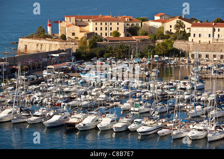 Vue sur le port avec la "citadelle" à l'arrière-plan.Ajaccio harbour.Lieu de naissance de Napoléon Banque D'Images