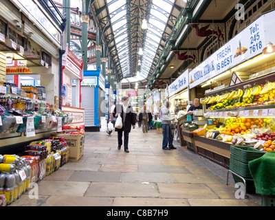 Leeds Marché Couvert avec ses stands Banque D'Images