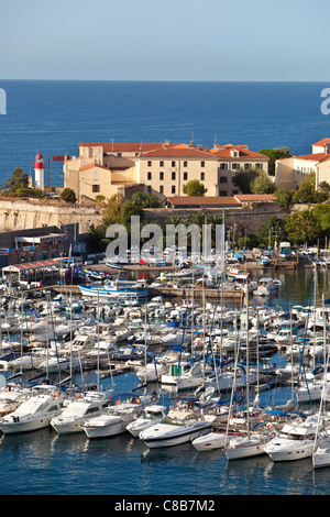 Vue sur le port avec la "citadelle" à l'arrière-plan.Ajaccio harbour.Lieu de naissance de Napoléon Banque D'Images