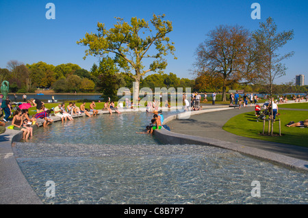 Princess Diana Memorial Fountain dans Hyde Park Londres Angleterre Royaume-Uni Europe centrale Banque D'Images