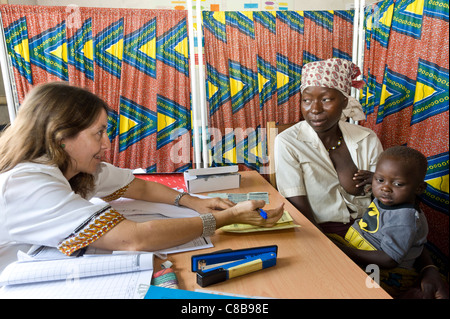 Médecin conseiller à une mère comment prévenir la transmission mère-enfant du VIH à Quelimane Mozambique Banque D'Images