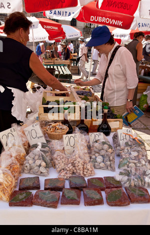 Dubrovnik marché plein air locaux vendant des produits locaux dans la place Gunduliceva Poljana. Dubrovnik. Banque D'Images